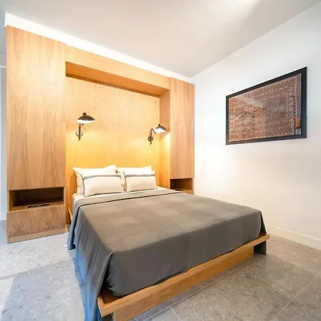 Epocasa / Stylish Seafront Suites *